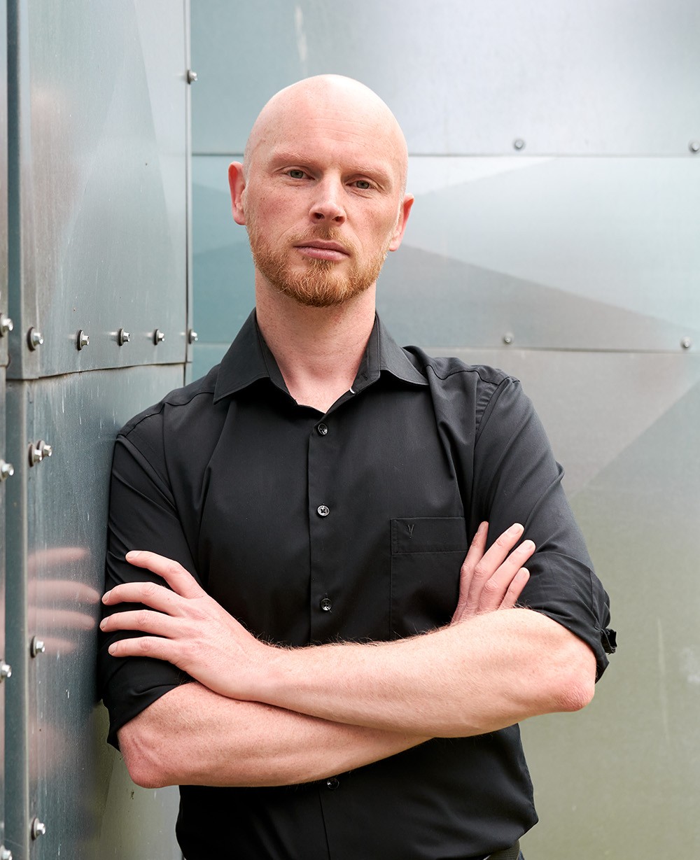 Paweł Jabłoński podczas ekspertyzy domu